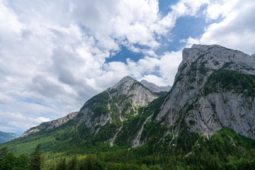 Berge mit Wolken