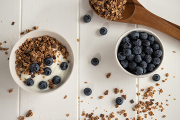Frische Heidelbeeren mit Bio Joghurt und selbstgemachtem Müsli