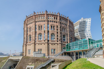 Fototapeta premium Die Wiener Gasometer am sonnigen Tag in Wien, Österreich