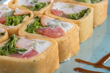 Японская кухня. Горячие и холодные закуски из морепродуктов. Суши и роллы и креветки. Японская еда и морепродукты в ресторане.