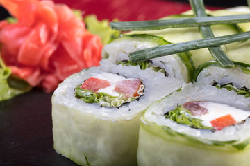 Суши и роллы и креветки. Японская еда и морепродукты в ресторане. Японская кухня. Горячие и холодные закуски из морепродуктов