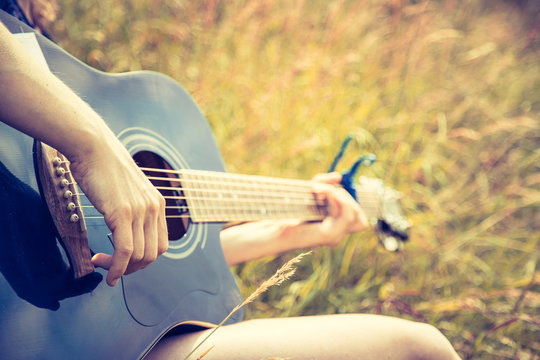 Musizieren mit Gitarre in der Wiese, Gitarrenkorpus, Hals und H&auml;nde, Freiraum