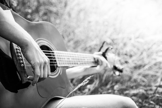 Musizieren mit Gitarre in der Wiese, Gitarrenkorpus, Hals und H&auml;nde, Freiraum