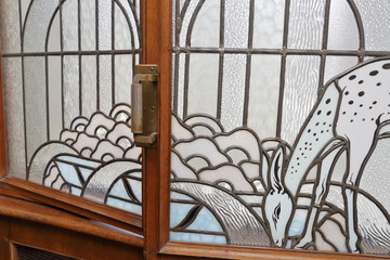 vitraux fenêtre maison art déco ancienne motifs animaux forêt