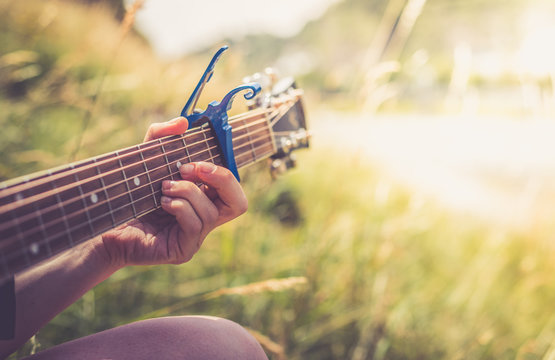 Musizieren mit Gitarre in der Wiese, Gitarrenhals, Freiraum