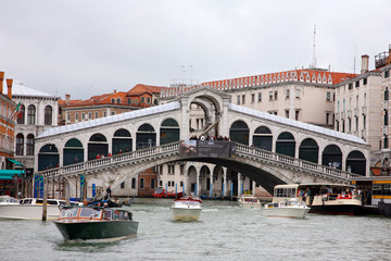 Fototapeta na wymiar VENICE, ITALY - MAY 8, 2010: The famous Rialto Bridge, Venice - Italy
