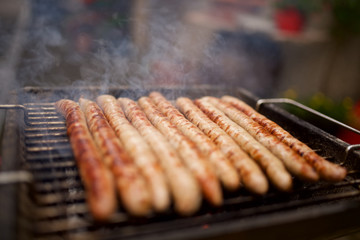Bratwurst auf dem Holzkohlengrill, Bratwurst vom Rost