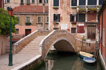 Fototapeta na wymiar Bridge on the Venice canal - Italy