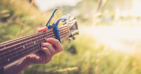 Musizieren mit Gitarre in der Wiese, Gitarrenhals, Freiraum
