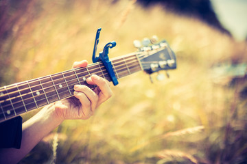 Fototapeta premium Musizieren mit Gitarre in der Wiese, Gitarrenhals, Freiraum