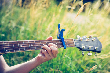 Musizieren mit Gitarre in der Wiese, Gitarrenhals, Freiraum