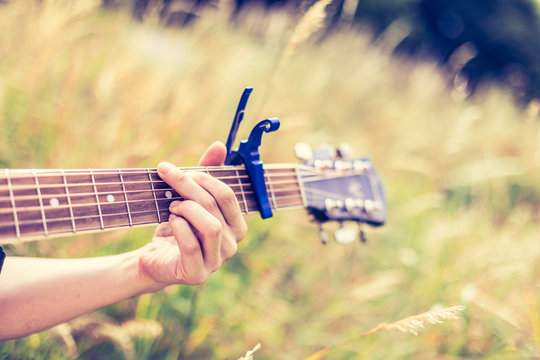 Musizieren mit Gitarre in der Wiese, Gitarrenhals, Freiraum