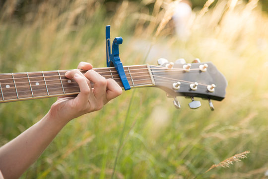 Musizieren mit Gitarre in der Wiese, Gitarrenhals, Freiraum