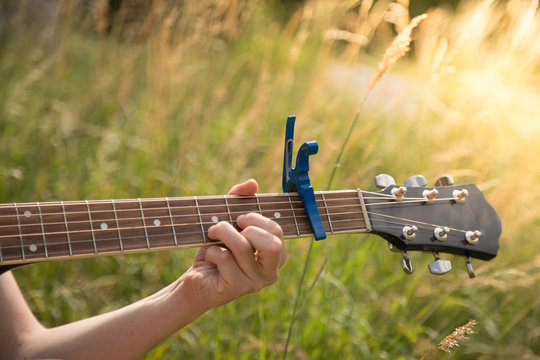 Musizieren mit Gitarre in der Wiese, Gitarrenhals, Freiraum