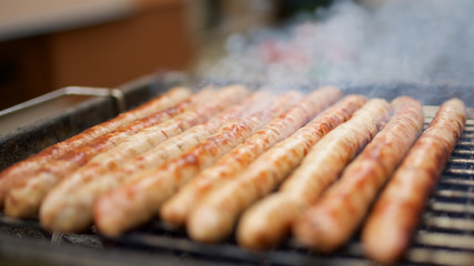 Bratwurst auf dem Holzkohlengrill, Bratwurst vom Rost