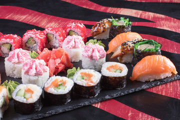 Суши и роллы и креветки. Японская еда и морепродукты в ресторане. Японская кухня. Горячие и холодные закуски из морепродуктов