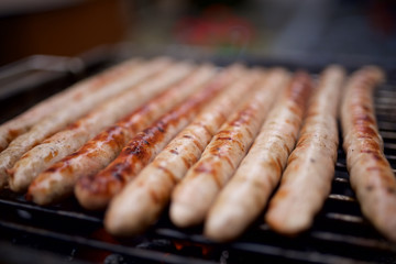 Bratwurst auf dem Holzkohlengrill, Bratwurst vom Rost