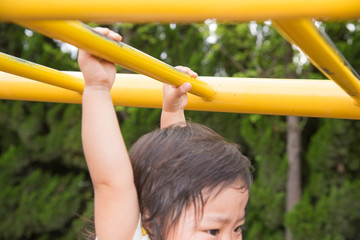 Obraz premium 遊具に掴まる子供の手