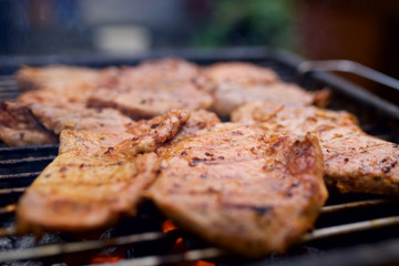 Steak, Rostbrätel, Brätel, gegrilltes Fleisch auf echten Holzkohlengrill