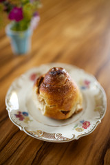 chwedische Zimtschnecke-kanelbulle-kanelbullar auf altem Teller