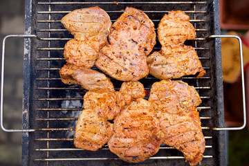 Steak, Rostbrätel, Brätel, gegrilltes Fleisch auf echten Holzkohlengrill