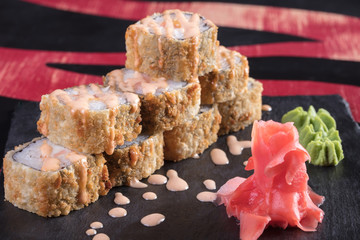 Суши и роллы и креветки. Японская еда и морепродукты в ресторане. Японская кухня. Горячие и холодные закуски из морепродуктов