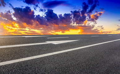 Fototapeta premium Asphalt road and sky cloud landscape