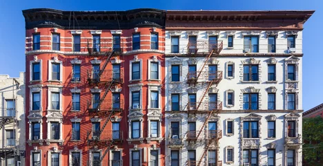 Panoramablick auf das alte Backsteingebäude vor blauem Himmelshintergrund im East Village von Manhattan in New York City © deberarr