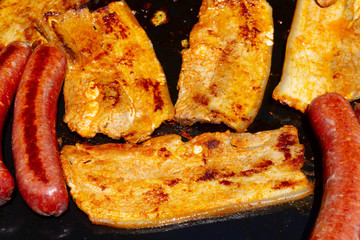 tranches de lard et merguez