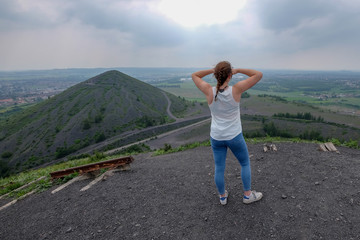 Une randonneuse en haut d'un terril