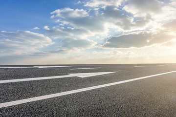 Fototapeta premium Asphalt road and sky cloud landscape