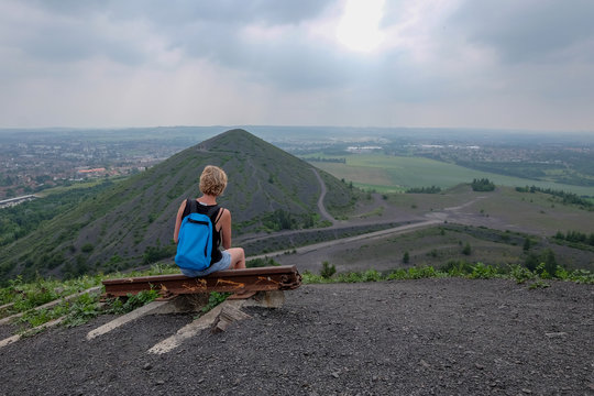 Une randonneuse en haut d'un terril