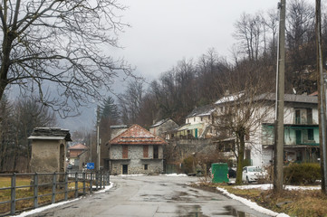 Fototapeta na wymiar The road to a mountain village.