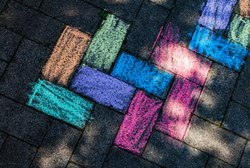 Buntes Kreidemuster auf Pflastersteinen