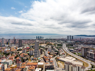 Obraz premium Widok z lotu ptaka na nieplanowaną urbanizację Istanbul Kartal Yakacik