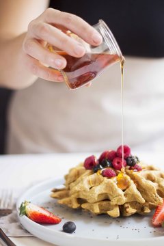Waffles integrales con miel y frutos rojos