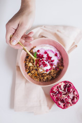 Granola con yogurt griego