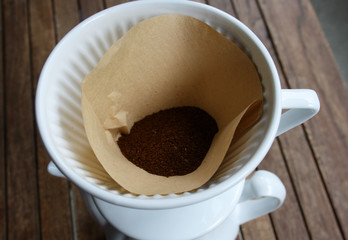 Kaffeepulver aus Lupinen per Hand gefiltert