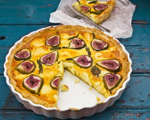 Quiche with figs, halloumi cheese and basil 