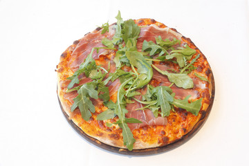 Pizza mit Rucola, Parmaschinken und Käse