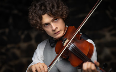 Fototapeta premium handsome guy with a violin
