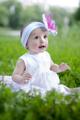 Ребенок на траве.