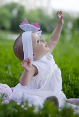 Ребенок на траве.