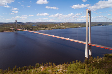 Obraz premium Högakustenbron, hängbro vid Ångermanälvens utlopp i Östersjön, Sverige.