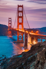 Golden Gate Bridge bij schemering, San Francisco, Californië, VS