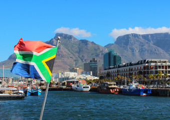 Naklejka premium Piękne nabrzeże Wiktorii i Alberta z widokiem na Górę Stołową w Kapsztadzie w RPA