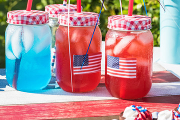 Outdoor party table with drinks for American Independence Day celebration.