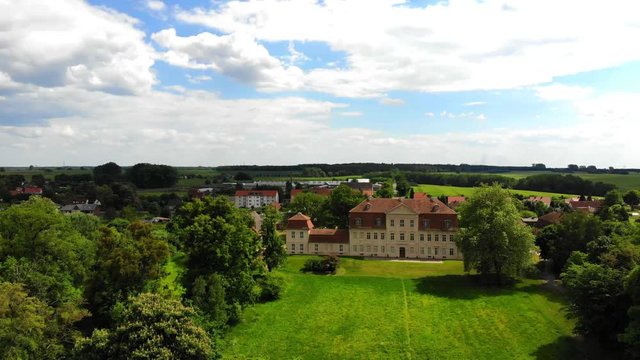 Seitw&auml;rtsflug, Deutschland, Mecklenburg-Vorpommern , Kummerow, Landkreis Vorpommern, Mecklenburgische Seenplatte, Luftaufnahme, Schlo&szlig; Kommerow