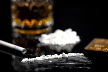 Kokain mit Kreditkarte und einem Glas Rum - obrazy, fototapety, plakaty