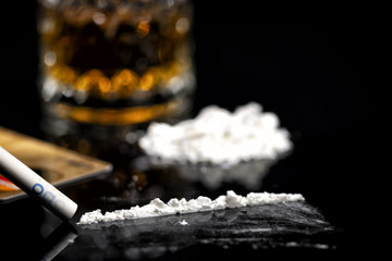 Kokain mit Kreditkarte und einem Glas Rum